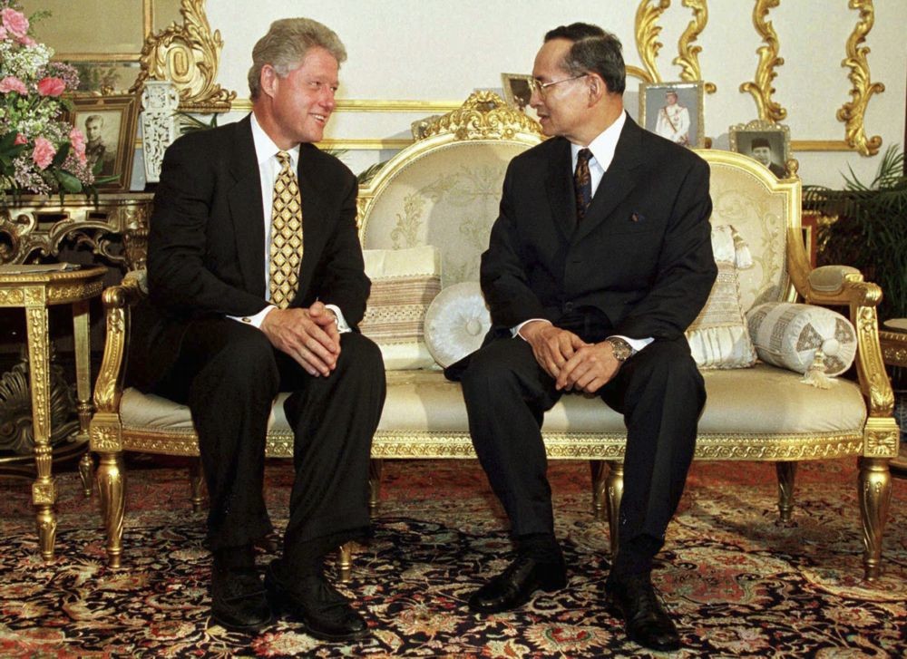 1996年，時任美國總統的柯林頓（左）在曼谷與泰王蒲美蓬見面。（美聯社） 