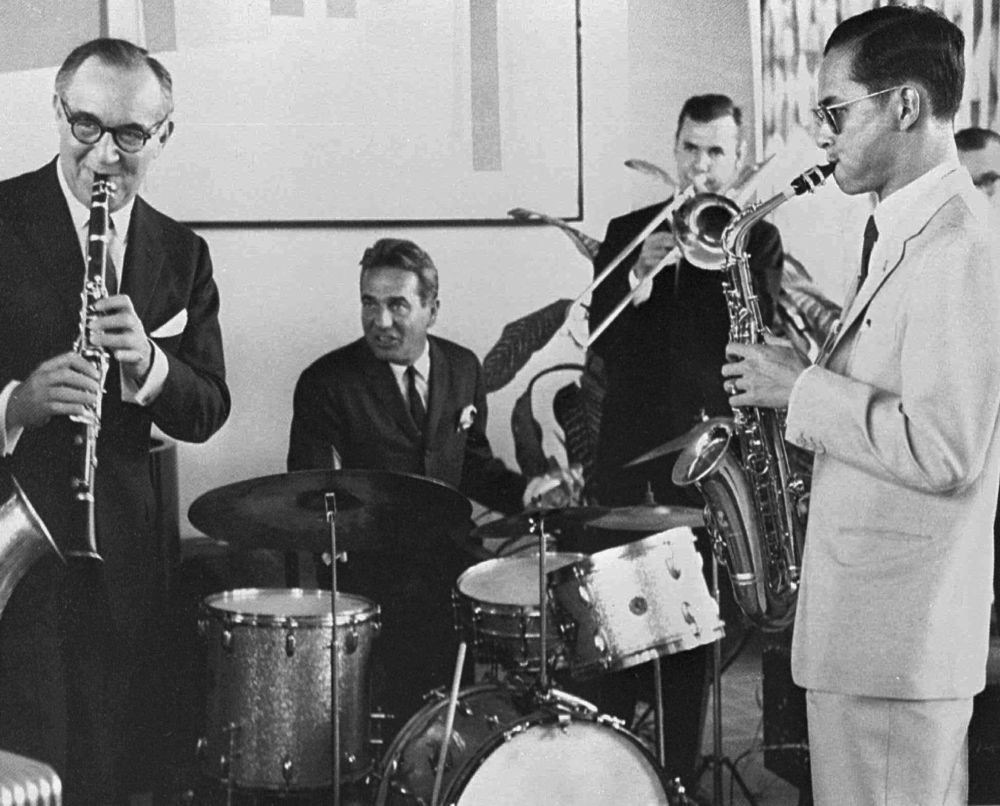  1960年，泰王蒲美蓬（右）在紐約與薩克斯風傳奇大師古茲曼（Benny Goodsman，左）以音樂會友。（美聯社） 