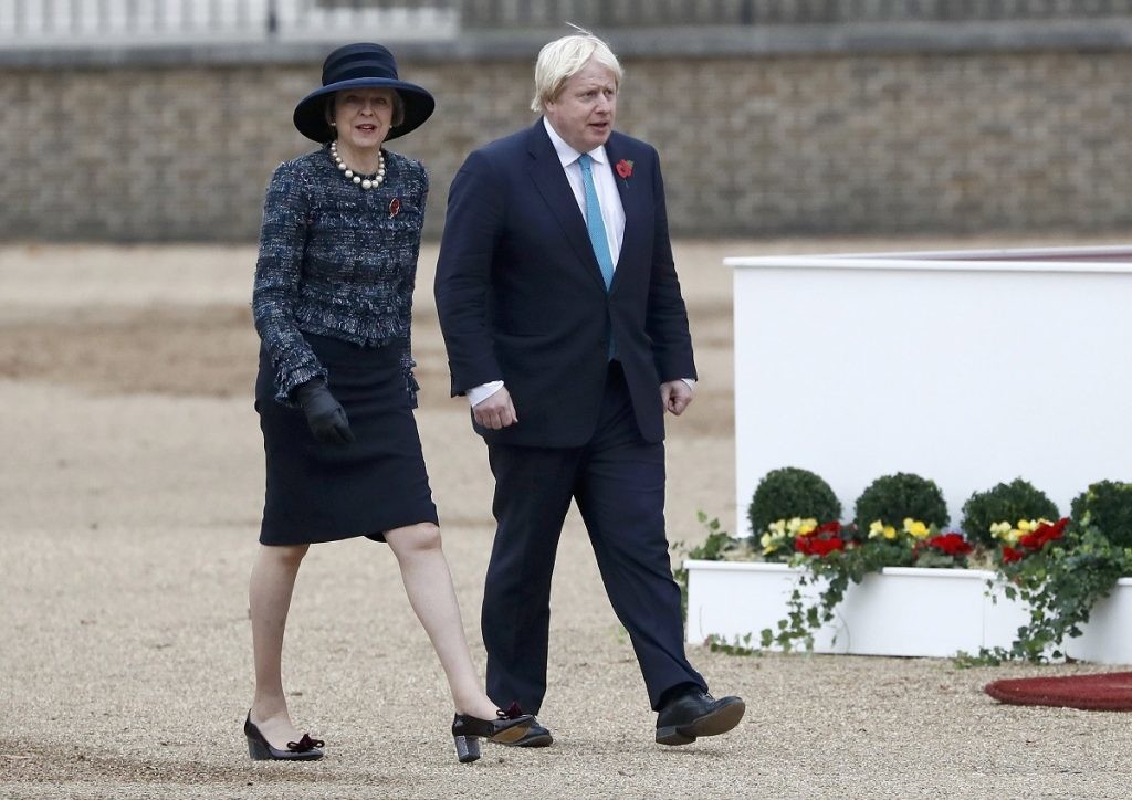 英國首相梅伊與外交大臣強森。（湯森路透） 