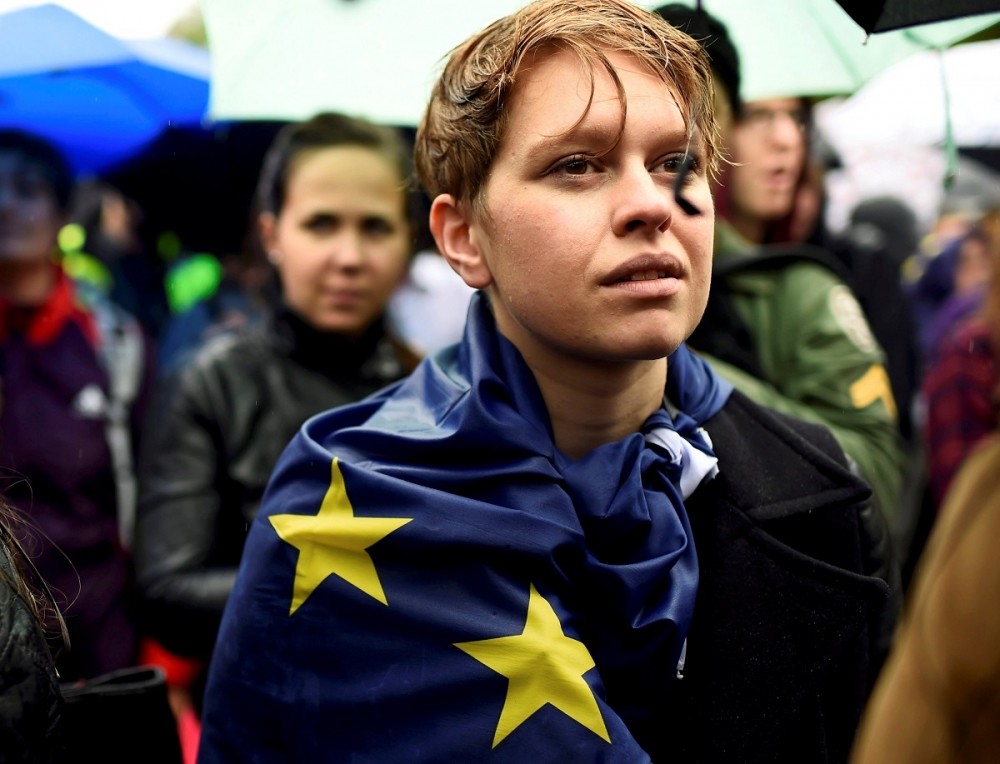 親歐民眾於6月脫歐公投後在倫敦參與示威活動。（湯森路透）