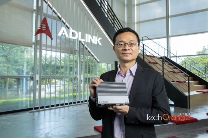 凌華科技智能視覺事業中心資深產品經理許凱翔與EOS-JNX 。
