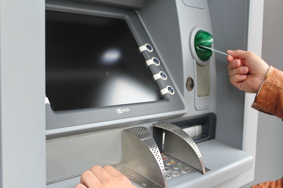【興達電廠全廠停機】操作 ATM 突然停電怎麼辦？銀行業者：千萬不要敲機器