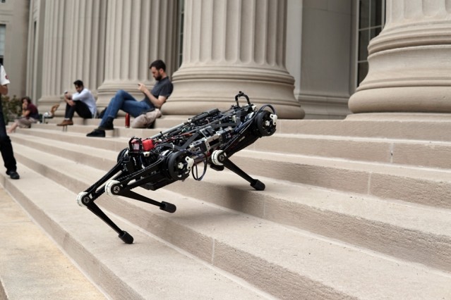 這隻「不長眼」的機械狗，移動起來比誰都俐落。（圖／翻攝自 MIT，下同） 
