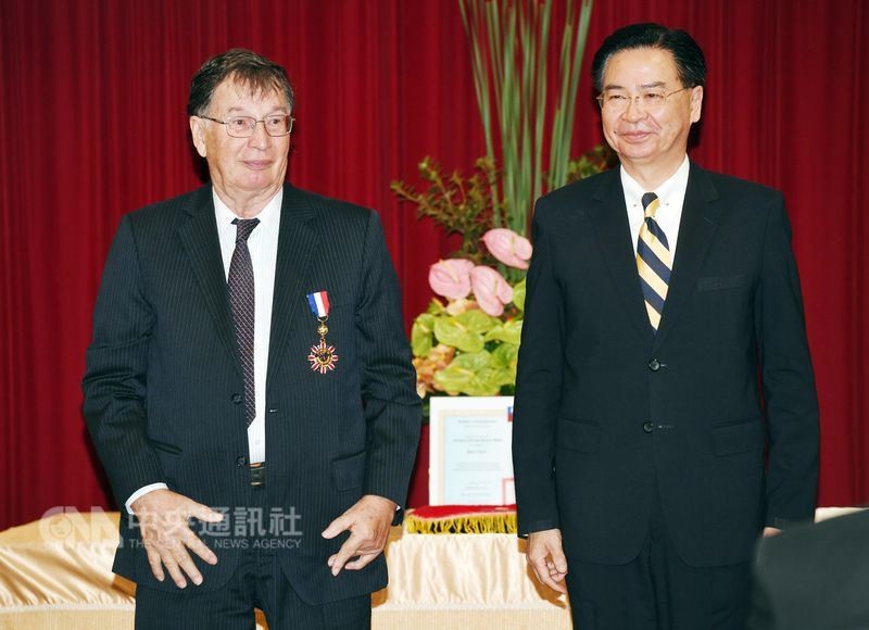 外交部長吳釗燮（右）6日下午在部內大禮堂頒贈「外交之友貢獻獎」給加拿大籍的劉力學（Pierre Loisel）（左），感謝他多年來對台灣的重大貢獻。中央社記者施宗暉攝，107年8月6日。