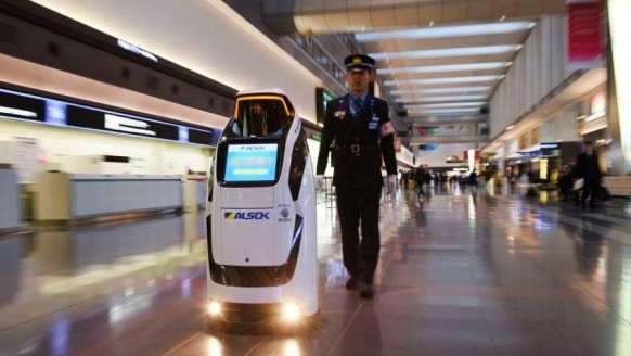 日本羽田機場第一線服務的機器人。（圖／翻攝自網路）