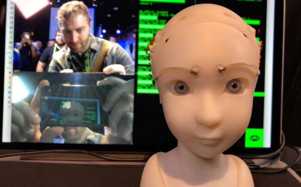 這個機器人「SEER」可同步追蹤人臉表情　挑眉、不安情緒全都能作。（圖／翻攝自YouTube） 