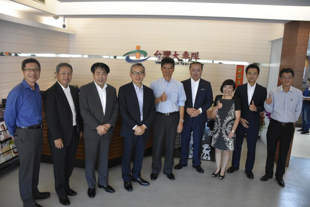 台灣大車隊董事長林村田（右 5）與大和計程車社長前島忻治（右 4）帶領雙方團隊合照。