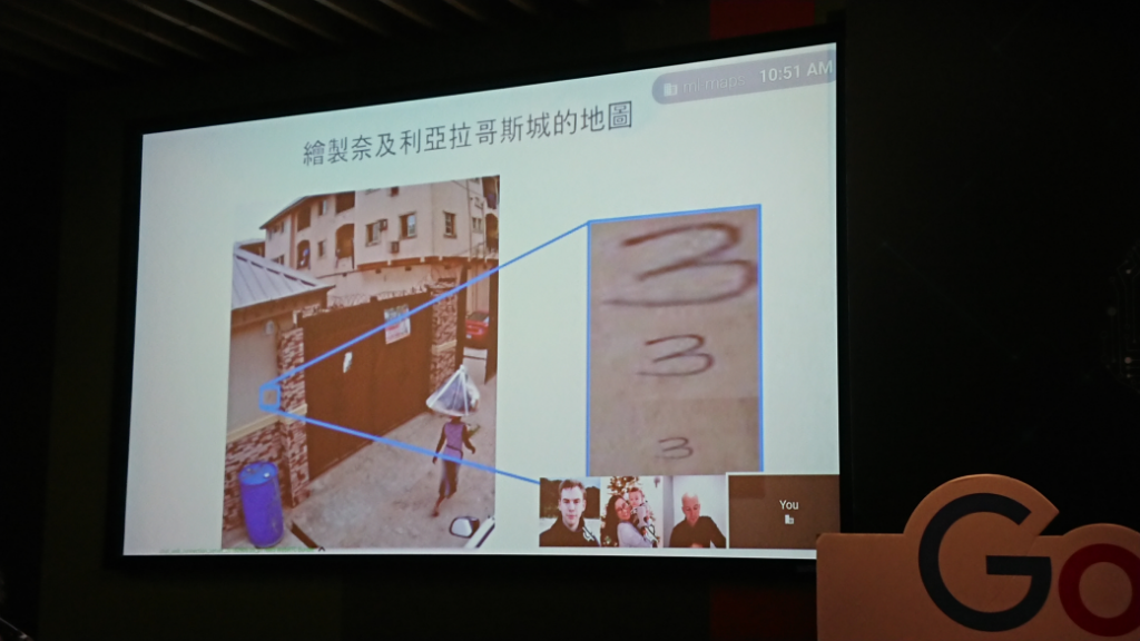 Andrew 展示 Google 地圖如何辨識出手寫門牌。照片來源：TechOrange 林厚勳 攝影。