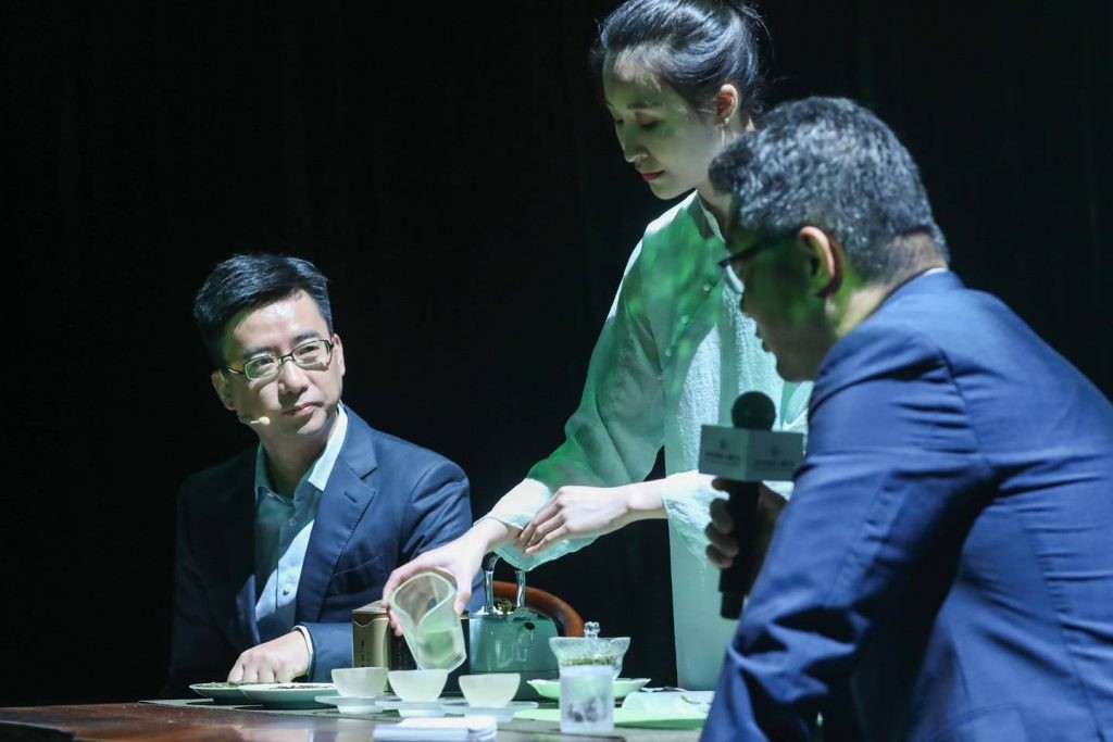阿里雲總裁胡曉明在雲棲大會演示了用圖像識別技術鑑別茶葉的種類。