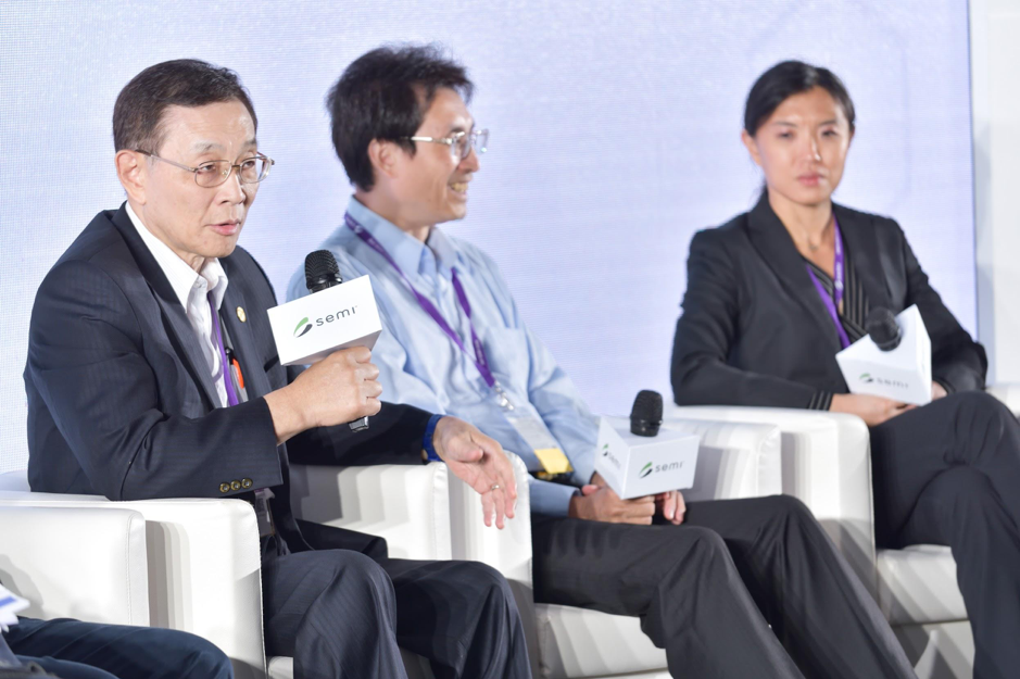 （左至右）旺宏電子總經理盧志遠、台大物理系教授管希聖、Horizon Quantum Computing Chief Science Officer Dr. Si Hui Tan。