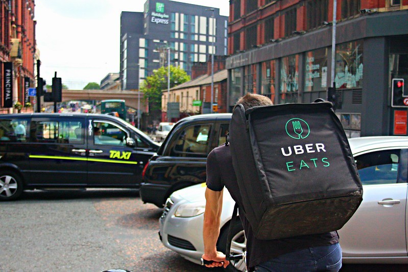 美食外送平台 Uber Eats、Foodpanda 人人愛用，但其頻繁造成的車禍，以及交通壅塞、汙染問題，這些看不見的成本要由誰來負責？又該怎麼解決？