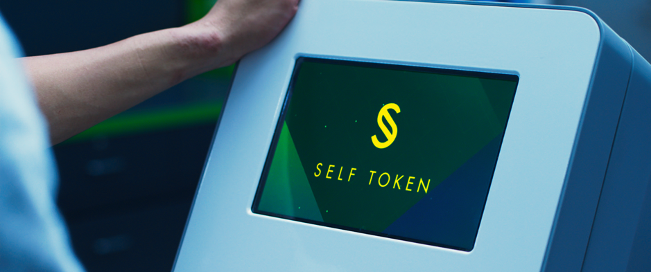 劇中可購買 SELF 的數位貨幣 ATM 將同步設置在現實生活的店家當中。
