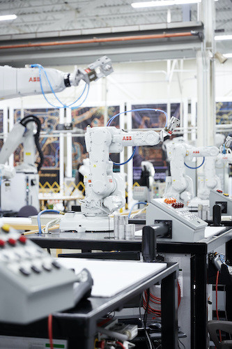 機械手臂於工廠自動化、人機協作轉型中皆扮演重要角色，ABB 作為工業機器人四大家族之一，具備深厚製造、應用經驗，更在也解決方案中結合自身 know how，協助客戶迅速轉型。（圖片來源：ABB）