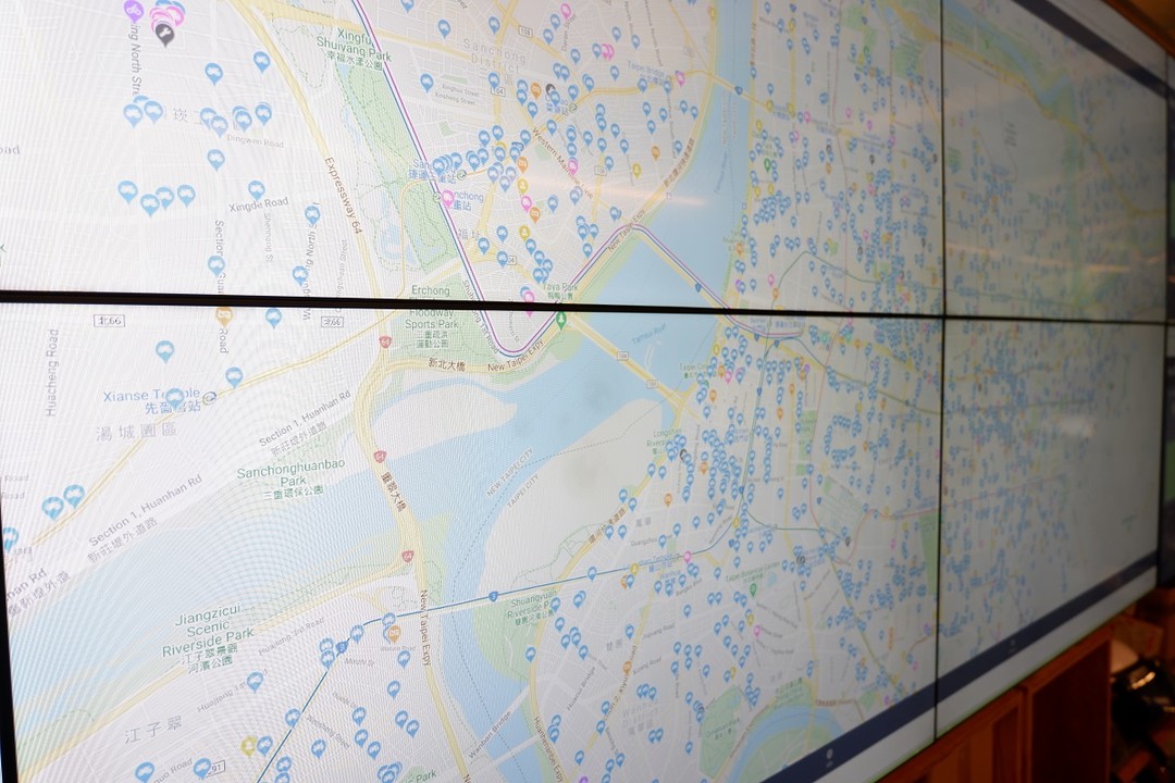 在這一大面螢幕上，可以看見 WeMo Scooter 在城市各角落的即時情況。