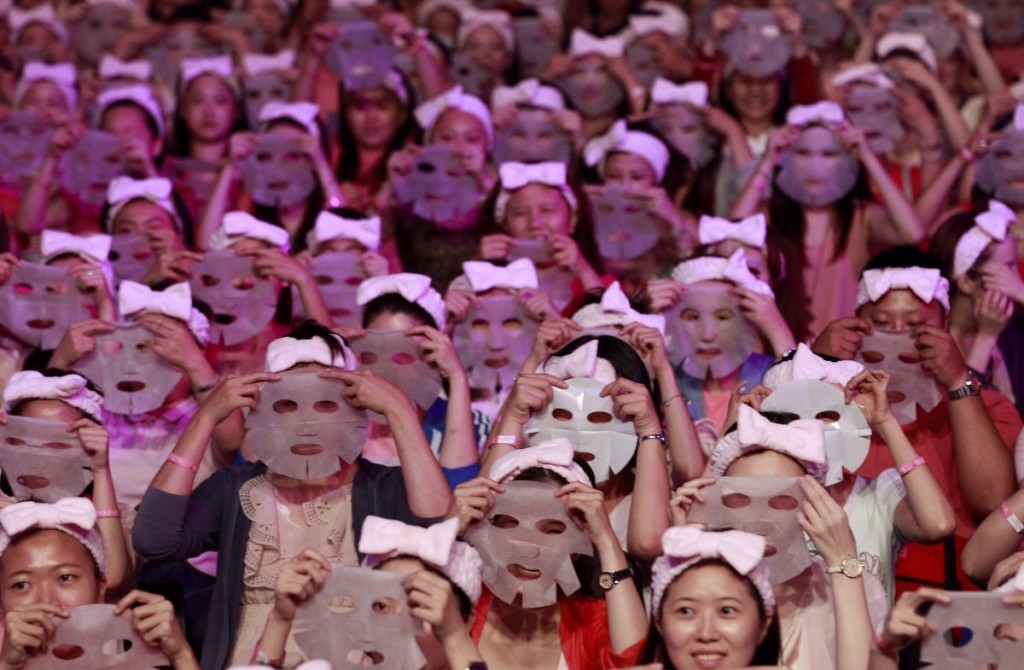 on-july-28-2013-1213-people-broke-a-guinness-world-record-by-applying-facial-masks-for-10-minutes-at-the-same-time-in-taipei