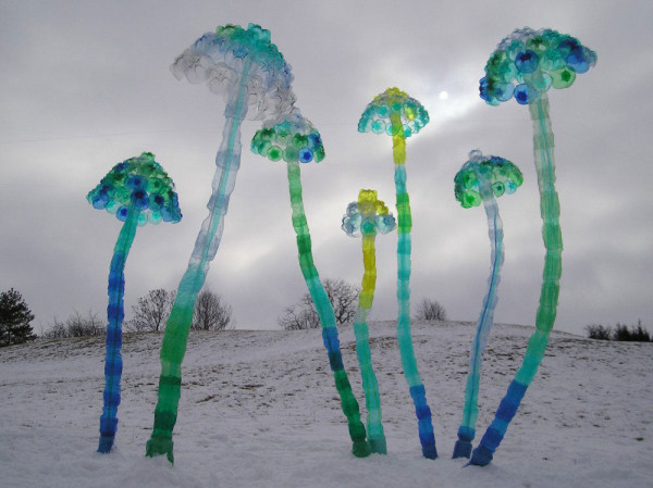 Veronika-Richterova-PET-Bottle-Sculptures-4-mushrooms-600x449