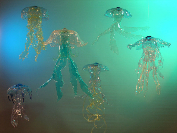 Veronika-Richterova-PET-Bottle-Sculptures-5-jellyfish-600x450