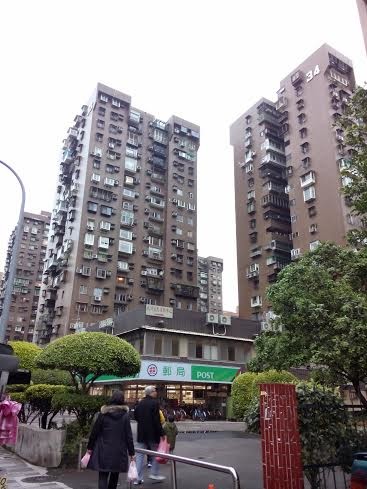 1984 年落成的台北市大安區成功國宅，原本是空軍眷村「成功新村」，由於地段良好，房價一向不錯。（編輯部攝影）