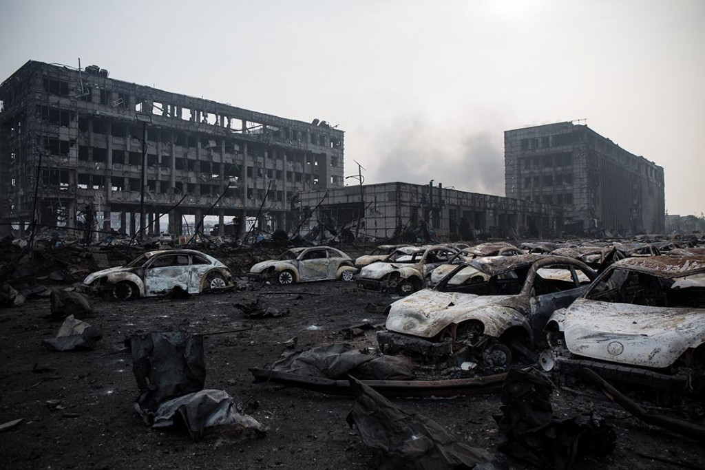 2015 年 8 月 14 日，天津，爆炸現場旁邊的房車殘骸。攝: Billy H.C. Kwok/ 端傳媒