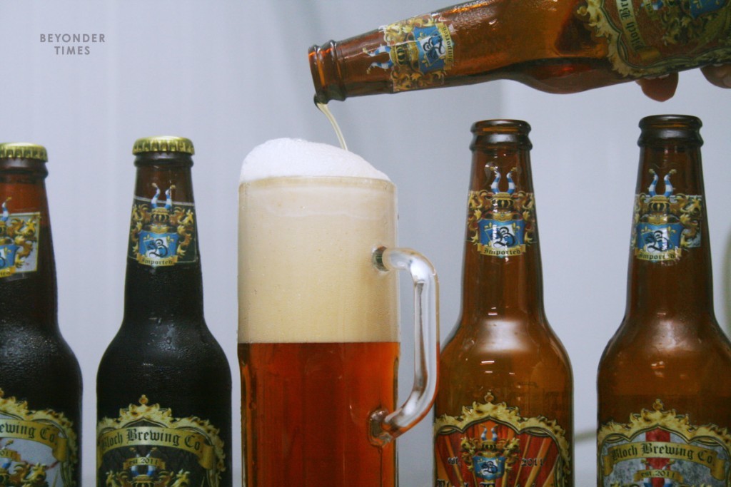 Roland 的啤酒泡沫豐沛，不均勻的氣泡說明手工啤酒的天然。