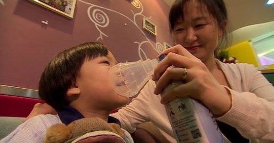  北京，一名母親給他的孩子吸加拿大的空氣