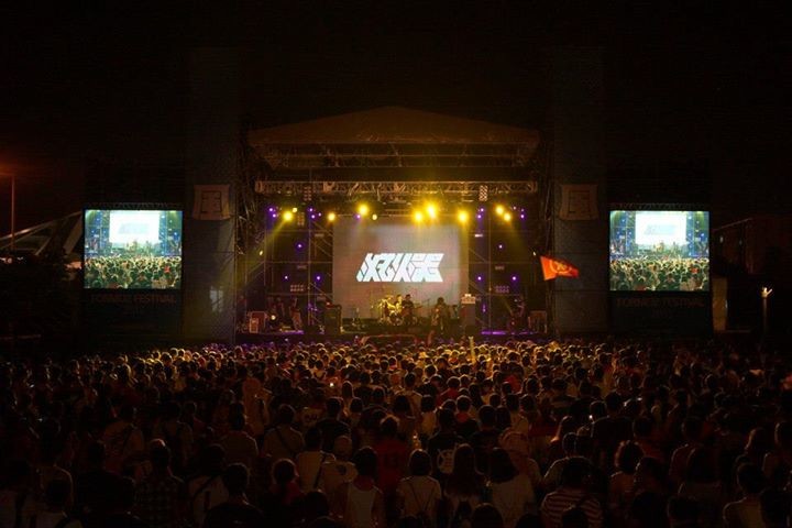 2013 年 Formoz Festival 野台開唱現場照片，時為滅火器 Fire EX. 樂團上台演出（圖片來源：Formoz Festival 野台開唱）