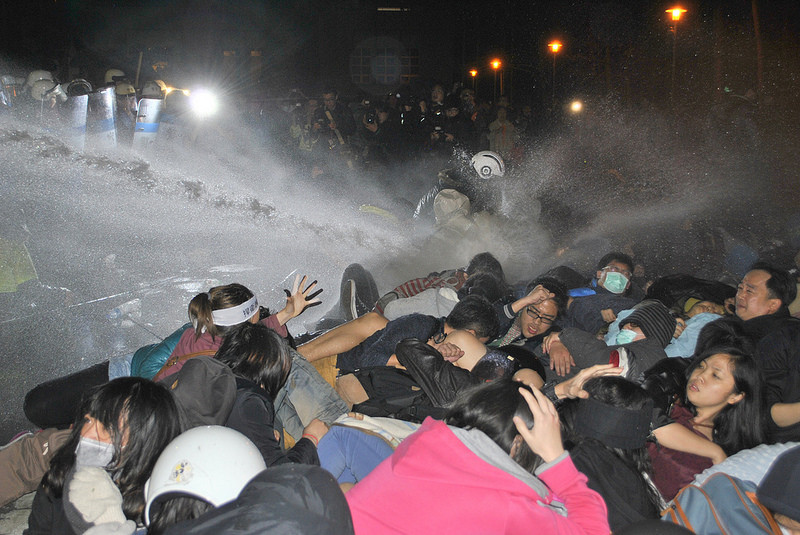  兩年前 323 行政院的暴力鎮壓，至今仍未找到打人警察（圖片來源：苦勞網） 