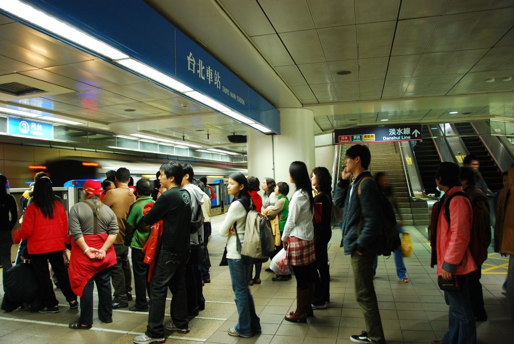 Platform_of_Blue_Line_in_Taipei_Main_Station
