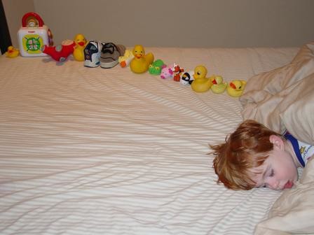  一位自閉症的男孩將玩具排成一列（圖片來源：原文）