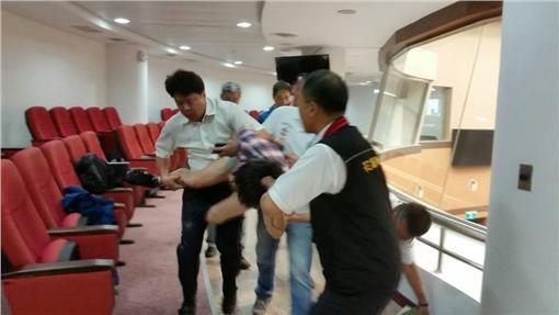  東華大學學生在花蓮縣議會直播，卻被警方強行架離而受傷（圖片來源：三立新聞網）