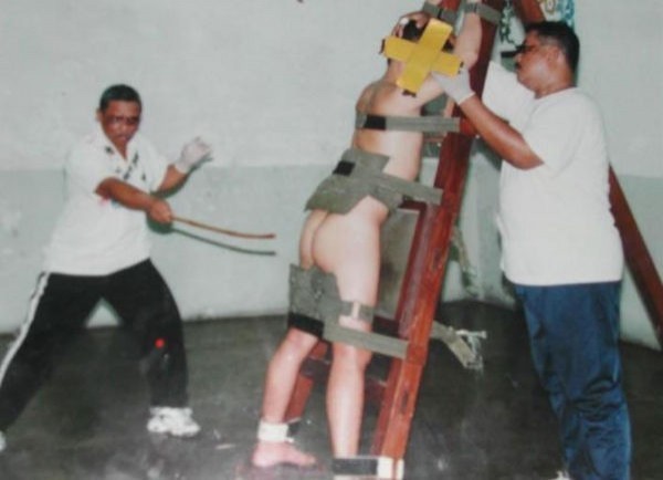 新加坡的鞭刑非常殘酷，據說揮三下就有可能造成休克昏厥（圖片來源：翻攝網路）