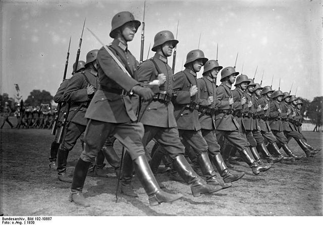 1931年威瑪共和國時期踢正步的德國士兵們（圖片來源：By BundesarchivCC BY-SA 3.0 de）