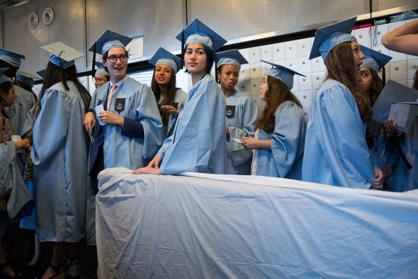  哥倫比亞大學生帶著床墊參加畢業典禮，抗議校方處理性侵案不當（圖片來源：紐約時報中文網）