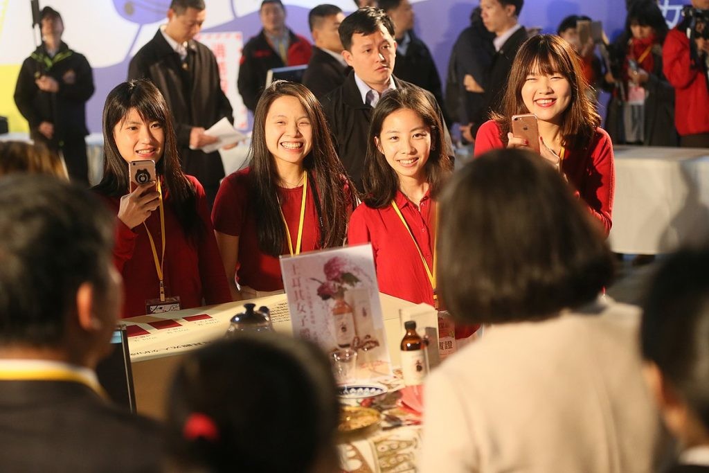 總統參觀女力創新經濟展區