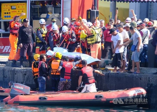 宜蘭縣南方澳跨港大橋1日斷裂坍塌，2日上午尋獲第4名菲律賓籍移工遺體，搜救人員將遺體運上岸邊。