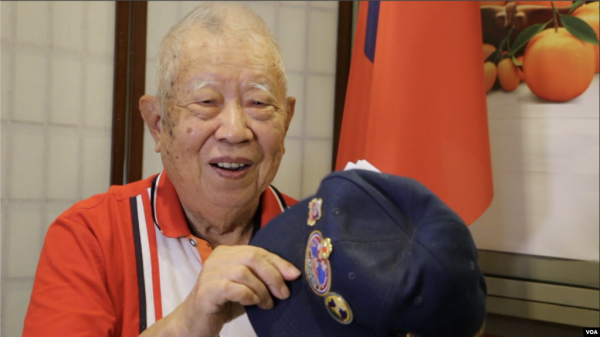 91歲高齡的國軍退役老兵劉發貴1949年10月參加了“古寧頭戰役”。那是中共建政後，國軍在中國大陸戰場節節敗退的情況下取得的首場胜利。（美國之音林楓拍攝）