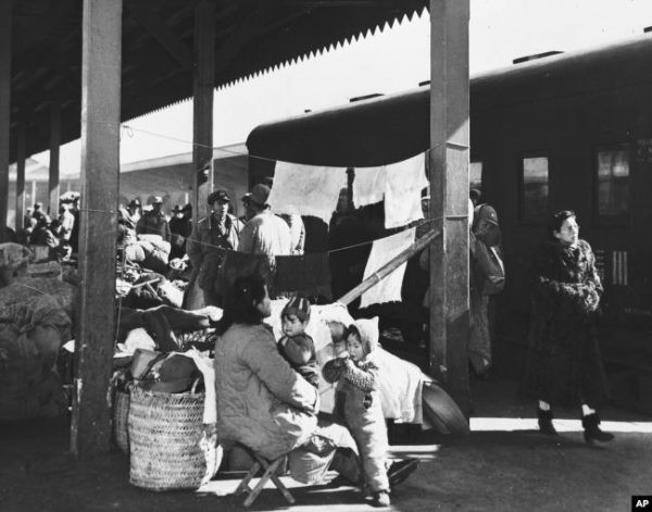 歷史照片：國民黨軍隊的家屬擁擠在上海火車站的站台上，等待南撤的火車能有自己的位置。(1949年2月2日)