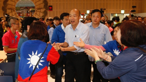 國民黨總統參選人韓國瑜和支持者握手