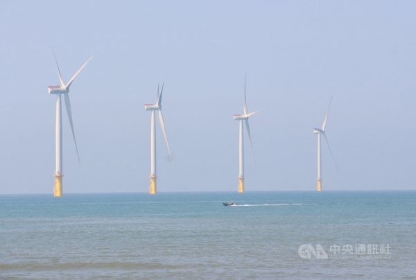 由沃旭能源、JERA（台灣捷熱能源股份有限公司）、麥格理綠投資集團及上緯投控共同開發的海洋風電離岸風場（Formosa 1）12日完工啟用，未來總發電容量128百萬瓦（MW），每年可供應12.8萬戶家庭使用。