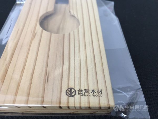 耗時2年，農委會林務局與業界一起研議，完成國產材驗證標章制度，讓台灣木竹材有身分證，藉此保護台灣林木、振興林業。提醒消費者購買台灣原木產品時，認明產品上的「台灣木（竹）材」標章。圖片來源：中央社