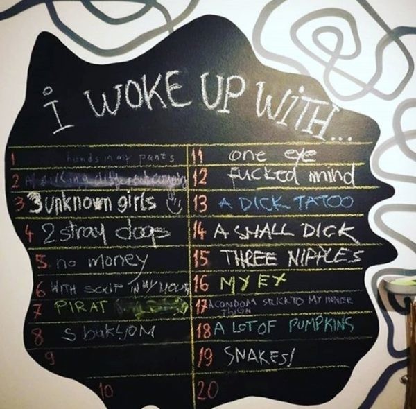 館方也邀請參觀者用粉筆在黑板上填完這個句子：「我醒來時身旁伴著...」。（圖取自宿醉博物館IG網頁instagram.com/hangoversmuseum）