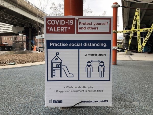 加拿大政府防疫的建議是：勤洗手、保持2公尺社交距離。但不建議沒有生病的民眾戴口罩。
