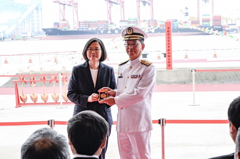 海軍造船發展中心主任邵維揚（右）與總統合照。邵維揚一路參與規劃IDS、赴歐美洽談設備