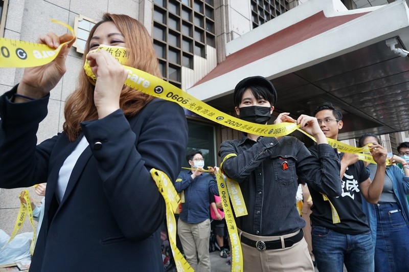 罷韓團體 20日到台北車站外發放象徵「光復高雄」的黃絲帶，呼籲北漂青年返鄉投票，民進黨籍立委賴品妤（前左2）也到場力挺。