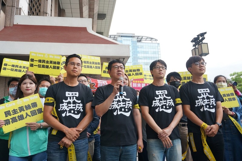 罷韓團體於台北車站發送罷韓黃絲帶。