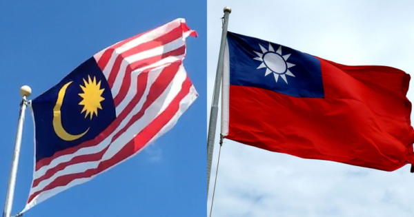 馬來西亞人民看到台灣應援馬來西亞防疫，高呼台灣正名。圖左為馬來西亞國旗，右為中華民國國旗。