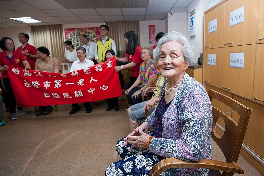 新研究發現台灣民眾的退休信心指數不及格。圖為前副總統陳建仁參訪「基隆第一老人日照中心」