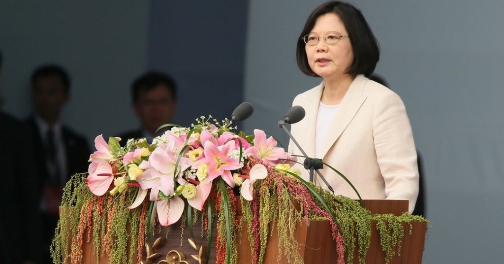 台灣對中國的政治狀況，導致台灣避開新冠肺炎以及中國通訊設備的陷阱。圖為總統蔡英文 2016 年的 5 月 20 號就職典禮。