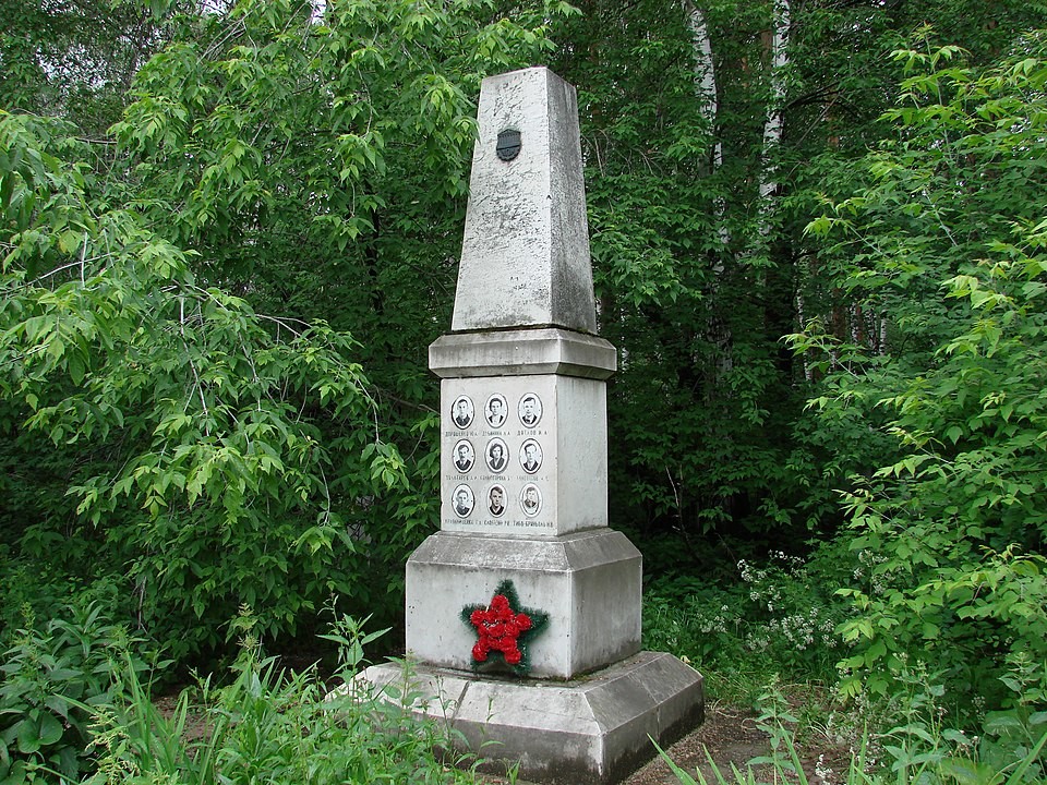 迪亞特洛夫事件罹難者的墓碑