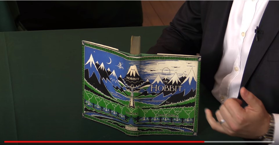 第一版《哈比人》的封面，畫著高山和綠草